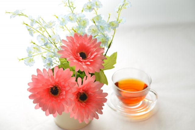 花とハーブティーの写真