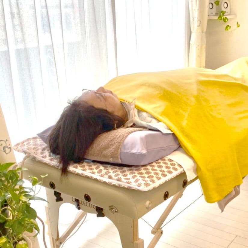 三鷹のココペリでアメジスト岩盤浴を体験中の女性｜冷え性・代謝アップに温活サポート