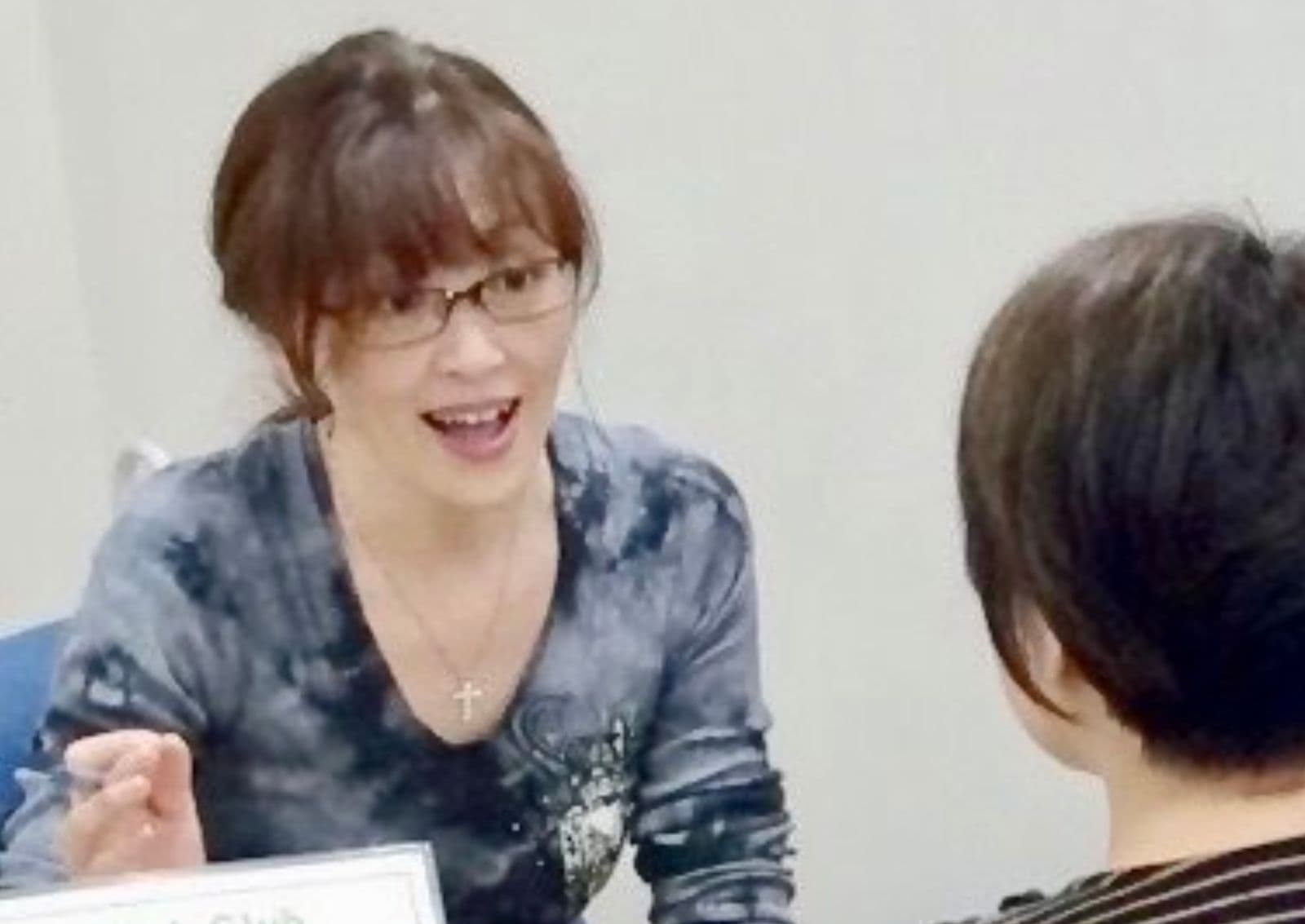 ダイエットコーチが対面で寄り添いながらサポートしている様子