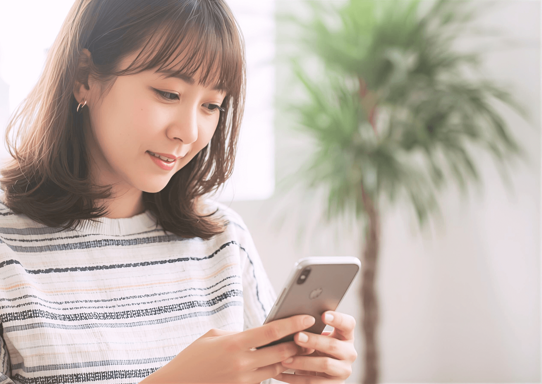 ダイエット中にLINEでコーチに相談できて安心している女性のイメージ