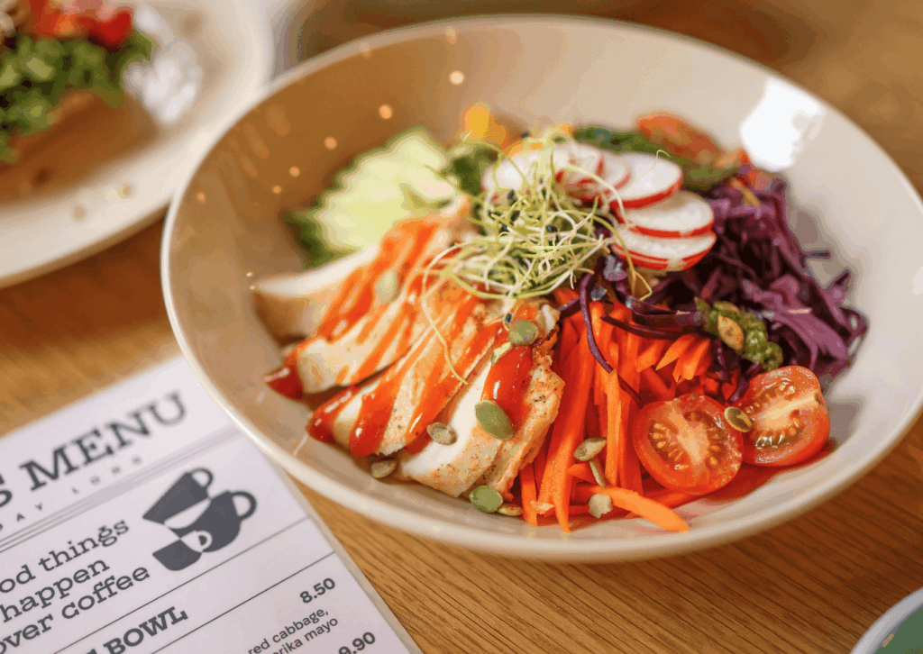 ダイエットにもお勧め、罪悪感ゼロの夏メニューとして具沢山な夏野菜が乗ったプレート