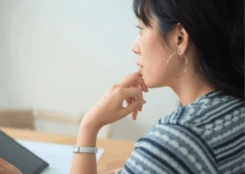 痩せない原因やダイエット指導について考える女性のイメージ